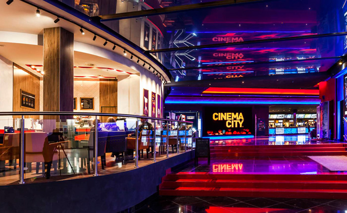 Kino Cinema City Arkadia w Warszawie składa się z 15 klimatyzowanych sal, które pomieszczą jednocześnie prawie 2 800 widzów. Tutaj znajduje się także jedna z sześciu w Polsce sala ŠKODA 4DX®, w której filmy można oglądać w rewolucyjnym formacie 4DX®.